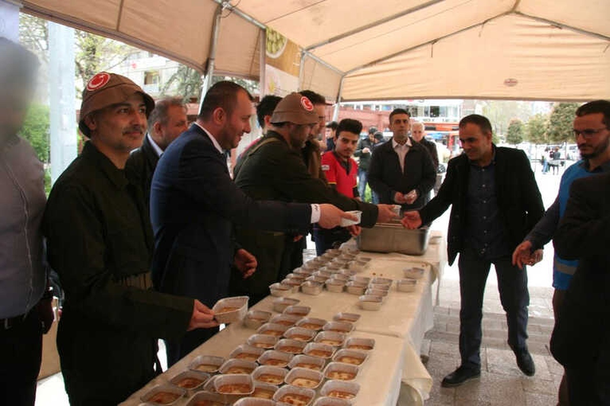 Asker Kıyafeti ile Üzüm Hoşafı ve Ekmek Dağıtıldı
