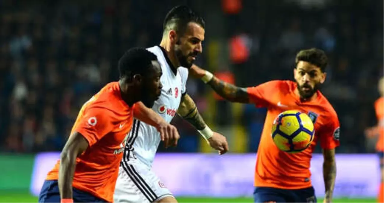 Başakşehir - Beşiktaş Maçının Devre Arasında Futbolcular Kapıştı