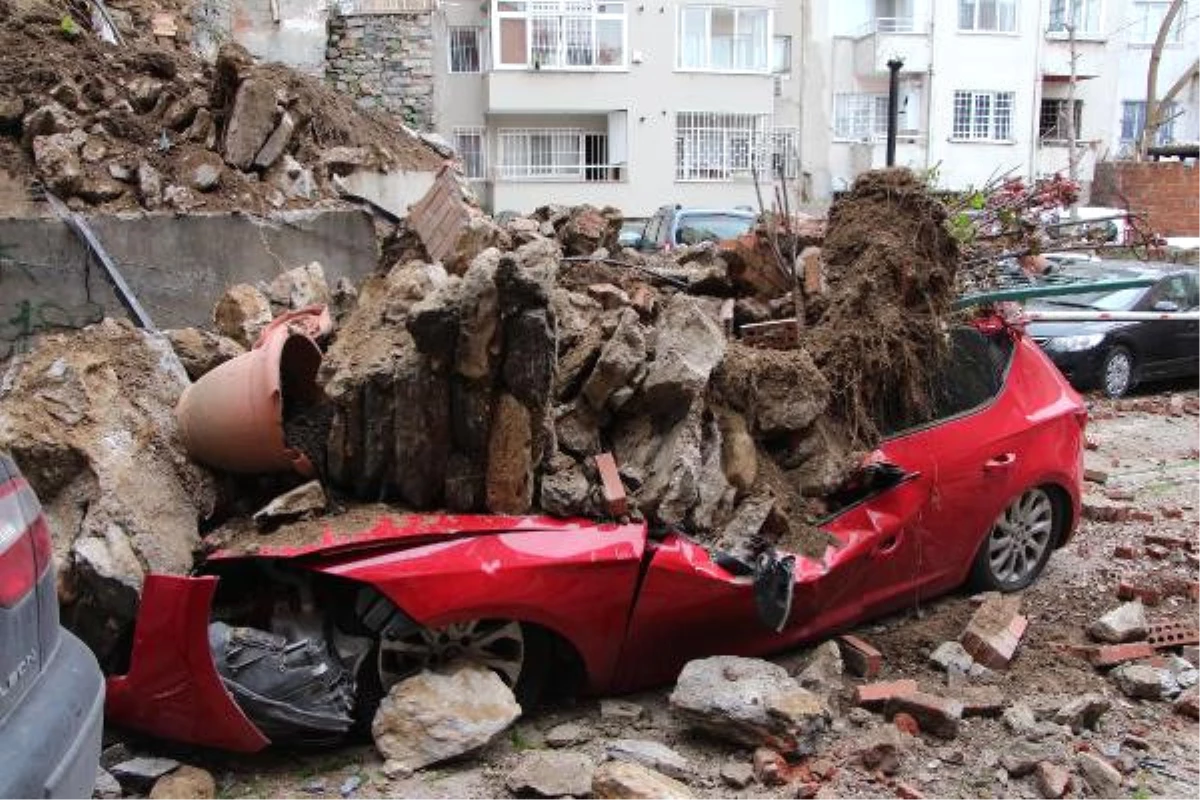 Beşiktaş\'ta Park Halindeki 6 Aracın Üzerine İstinat Duvarı Çöktü
