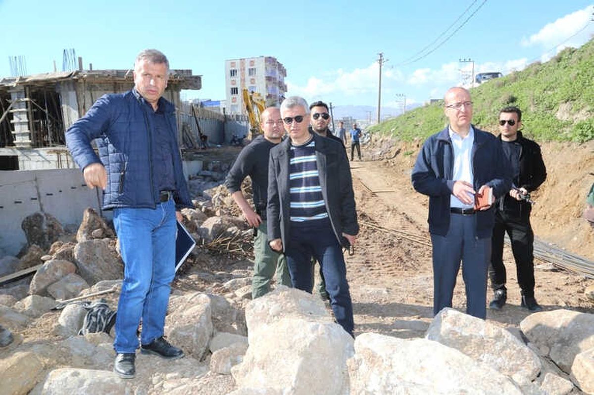 Cizre\'de Yol Çalışmaları Sürüyor