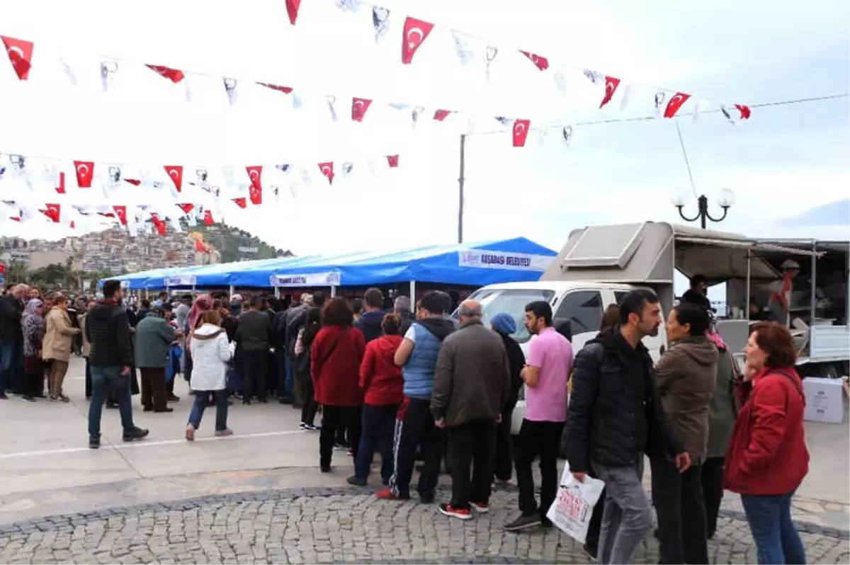 Kuşadası\'nda Şehitler İçin Lokma ve Pilav Hayrı