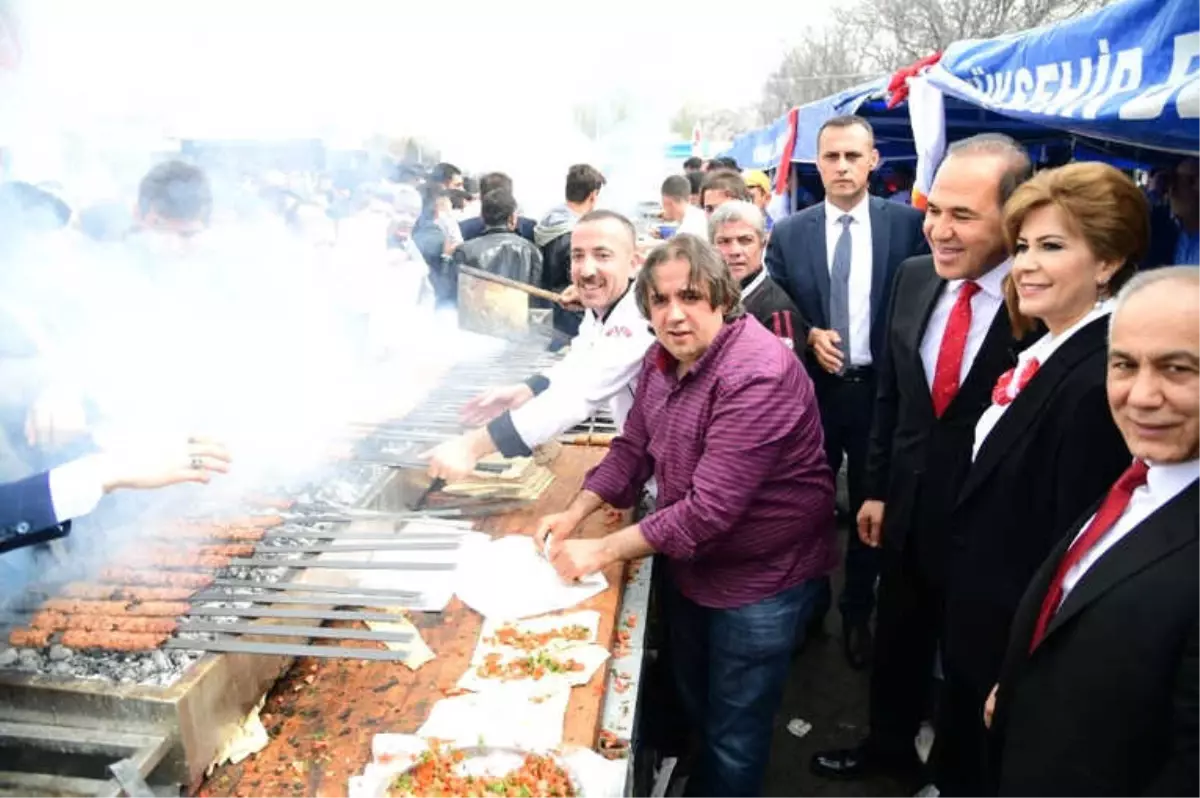 MHP Kurultayı\'na Katılanlara Adana Kebabı