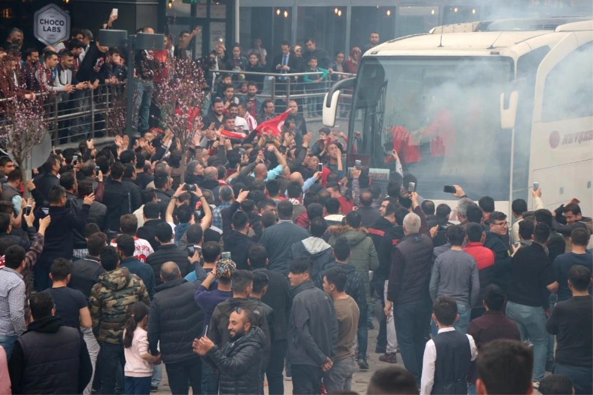 Nevşehirsporlu Taraftarlar Şampiyonluk Provası Yaptı