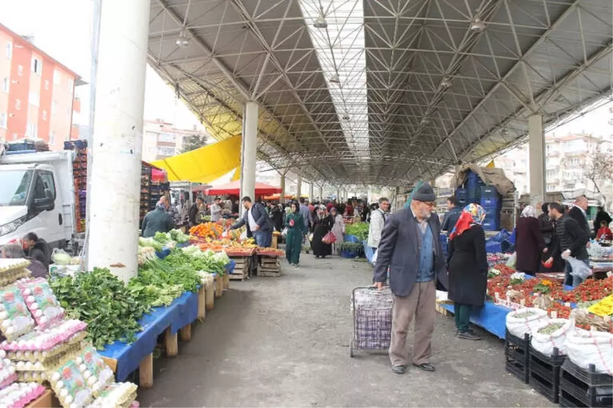 Pazarda İstiklal Marşı\'nı Duyunca Saygı Duruşuna Geçtiler