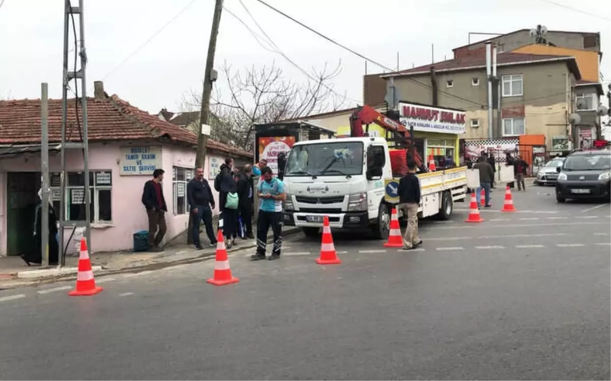 Sultanbeyli\'de Motosiklet Onarım Aracına Çarptı: 2 Yaralı