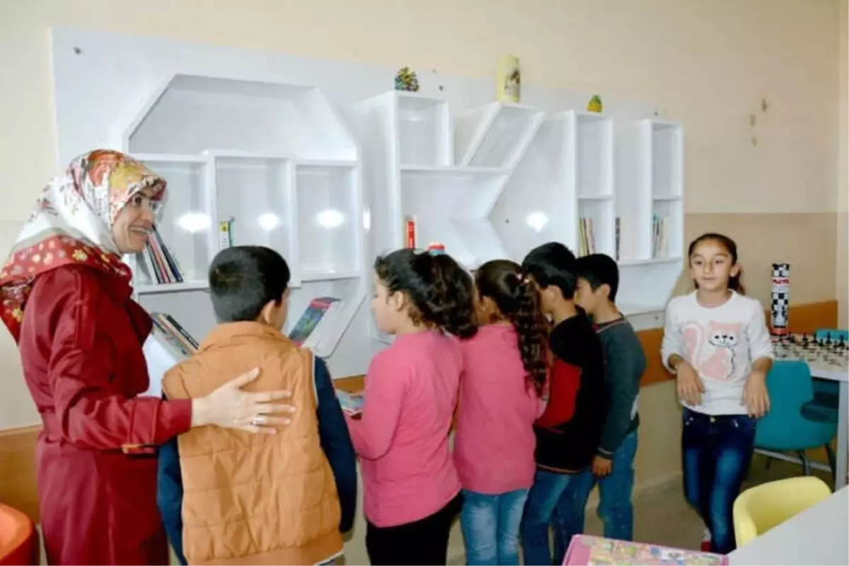 Adıyaman Belediyesinden Depremzede Öğrencilere Kitap ve Kitaplık Desteği