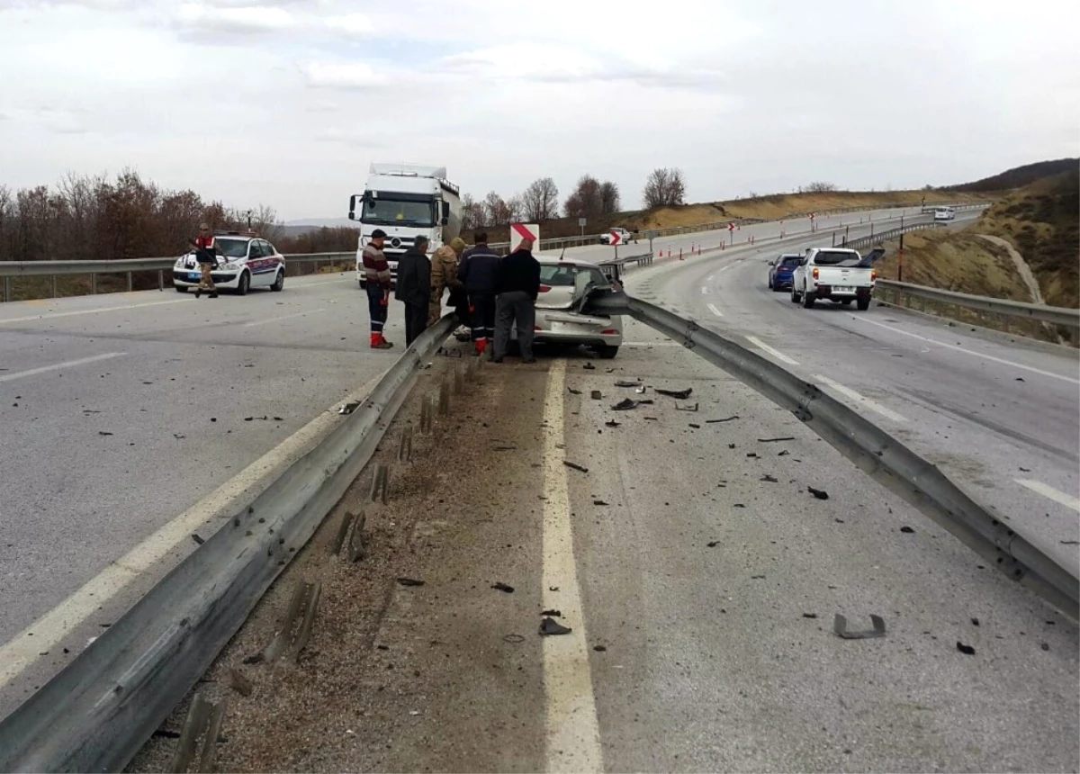 Bariyerlere Çarpan Araç Sürücüsü Ağır Yaralandı