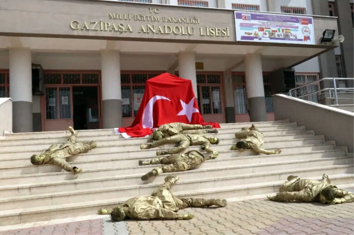 Bronz Görünümünde Asker Kılığındaki Öğrenciler, Okul Merdiveninde Şehit Düşmüş Halde Yattılar