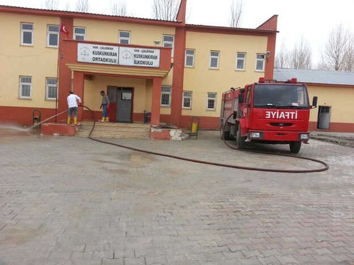 Çaldıran Belediyesinden Okul Bahçelerinde Bahar Temizliği