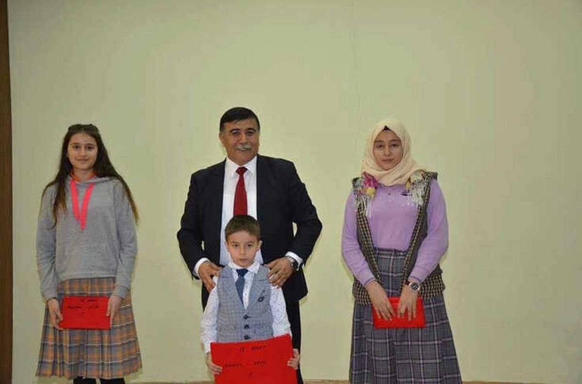 Emet\'te Öğrenciler Ödüllendirildi