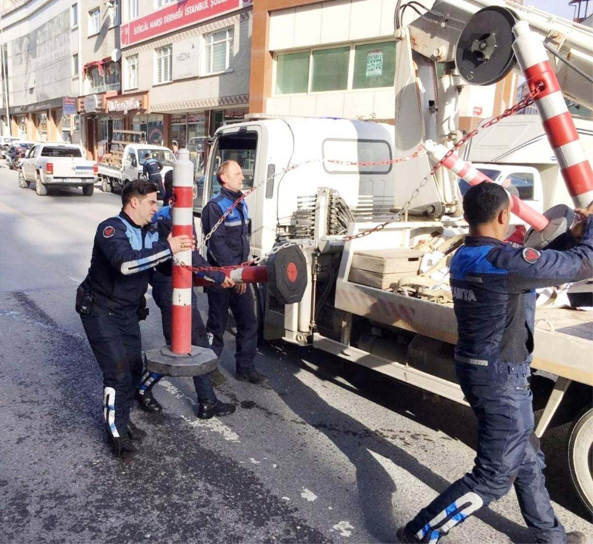 Eyüpsultan\'da Yolu İşgal Eden Dükkan Sahiplerine Zabıtadan Operasyon