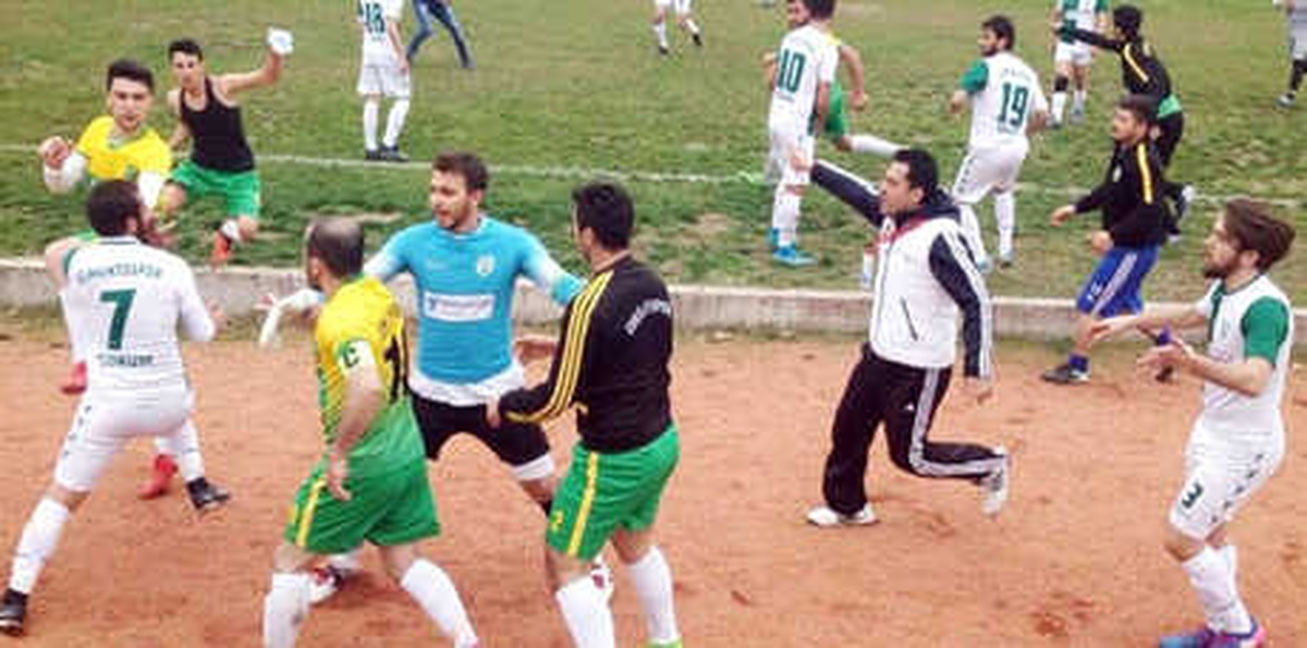 Futbolcular Tekme Tokat Kavga Etti