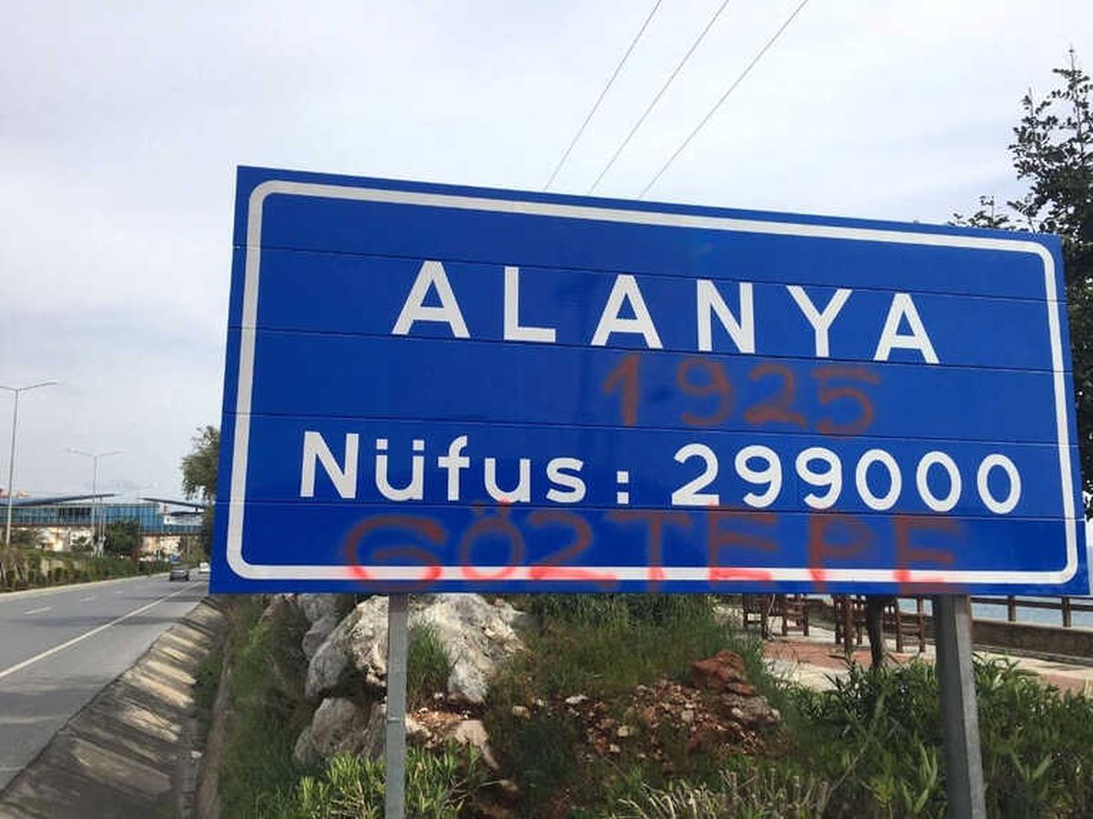 Göztepe Taraftarından Alanya Tabelasına Sprey Boya