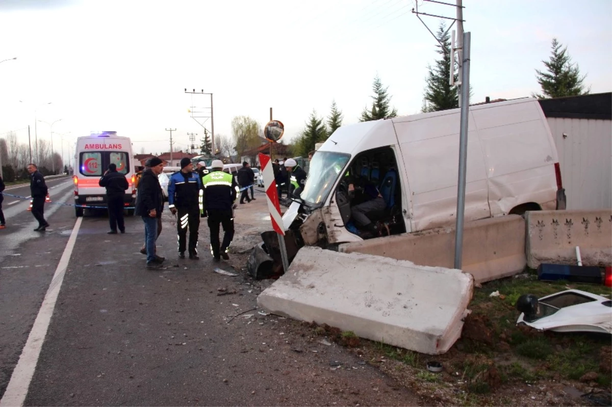 Kamyonet, Polis Noktasındaki Beton Bariyerlere Çarptı: 1 Ölü