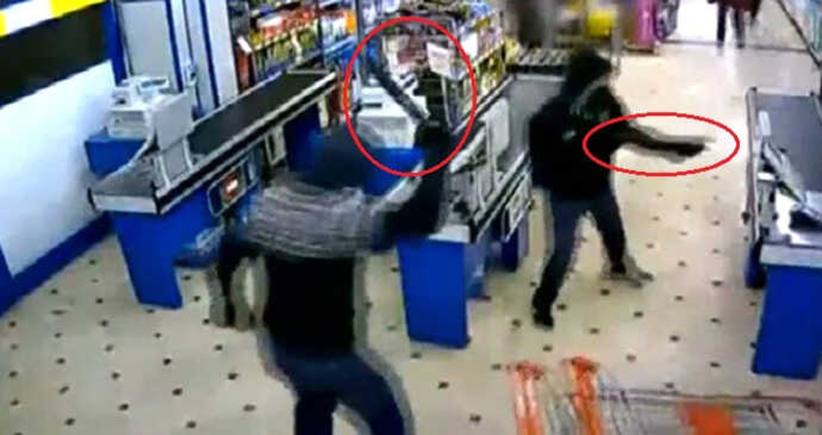Kar Maskeli 2 Kişinin Pompalı Tüfek ve Palayla Yaptıkları Soygun Güvenlik Kameralarına Yansıdı