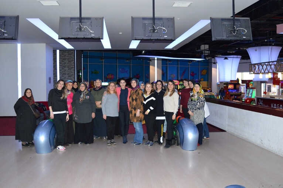 Kartepe\'li Kadınlar Bowling Heyecanı Yaşadı