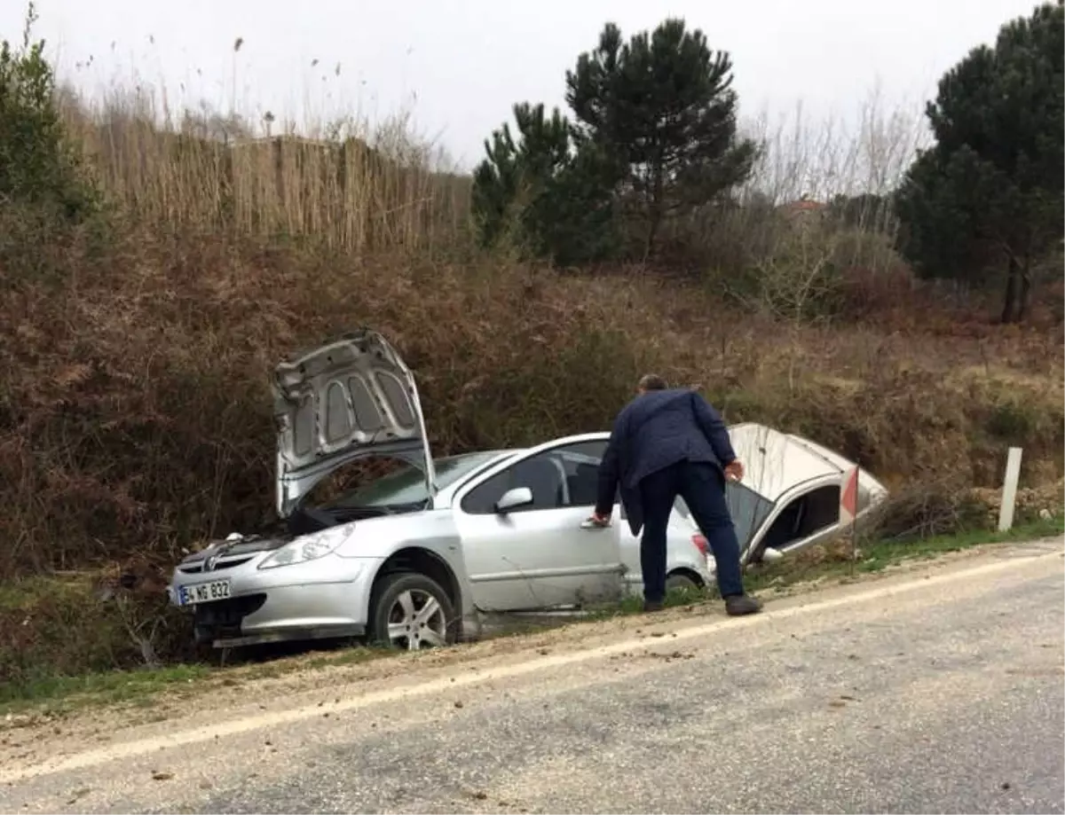 Kaza Yapan Otomobiller Kanala Uçtu