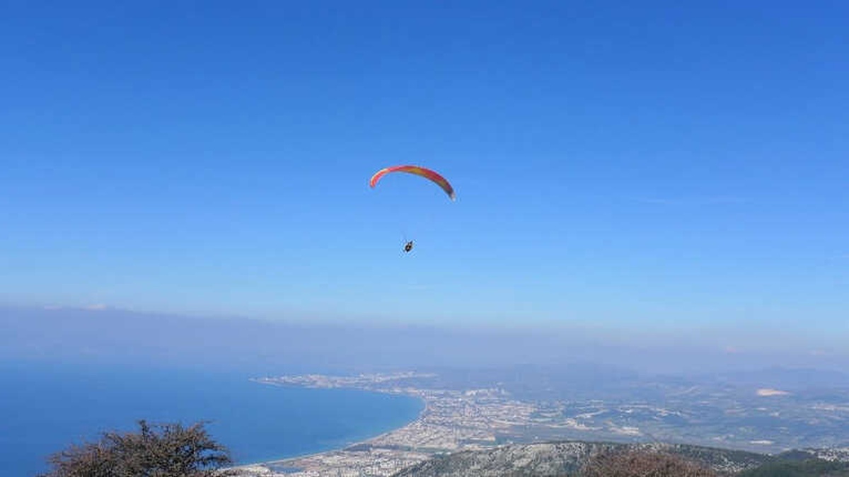 Kuşadası\'nda Yamaç Paraşütü İçin Deneme Uçuşları Başladı