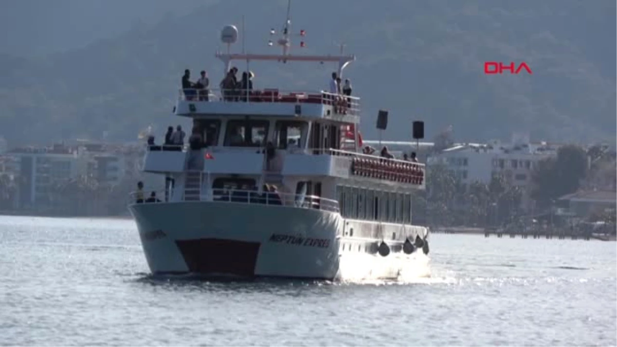 Muğla İranlı Turistler Tekne Gezisinde İzmir Marşı ile Eğlendi