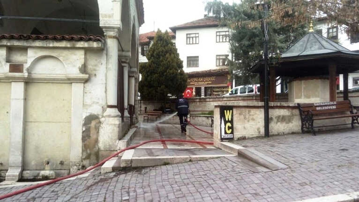 Safranbolu\'da Cami Avluları Gül Suyu ile Yıkanıyor