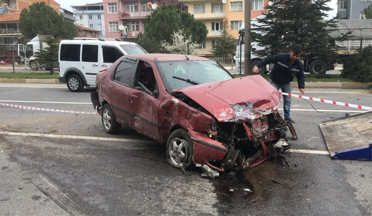 Uşak\'ta Trafik Kazası: 3 Yaralı