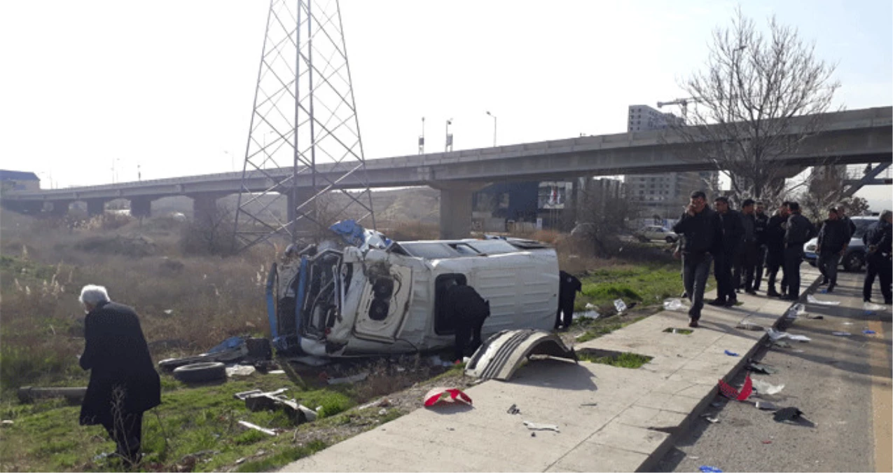 Ankara-İstanbul Yolunda Kamyon İle Minibüs Çarpıştı: 3\'ü Ağır 17 Yaralı