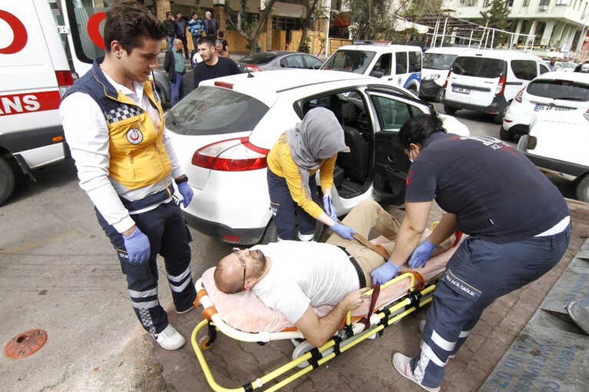 Antalya\'da Silahlı Alacak Kavgası: 1 Yaralı
