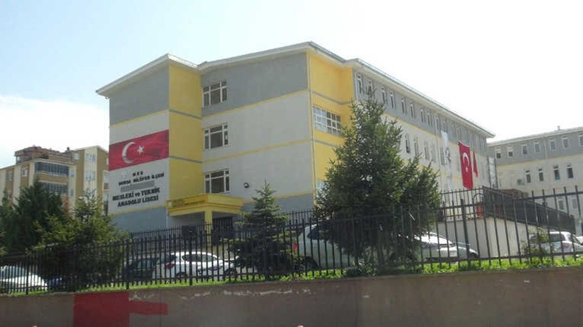 Bursa\'da Kız Öğrencilerin Bakireliğini Sorguladığı İddia Edilen Öğretmen Açığa Alındı