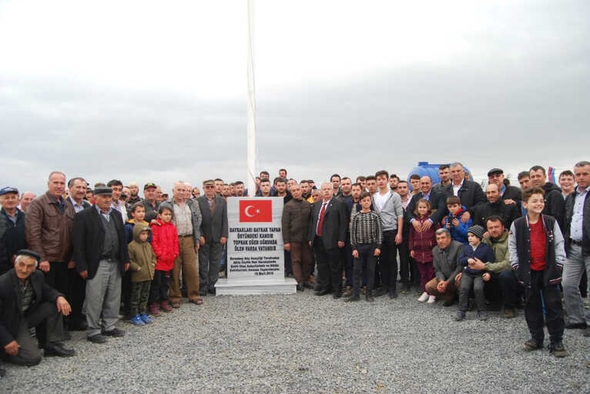 Dev Türk Bayrağını Göndere Çektiler