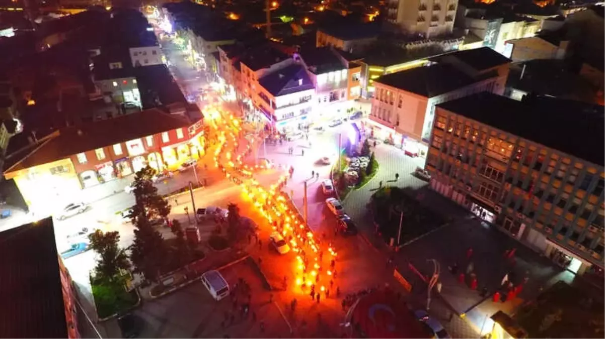 İlçenin Işıkları Kapatıldı, Afrin Zaferi Meşalelerle Kutlandı