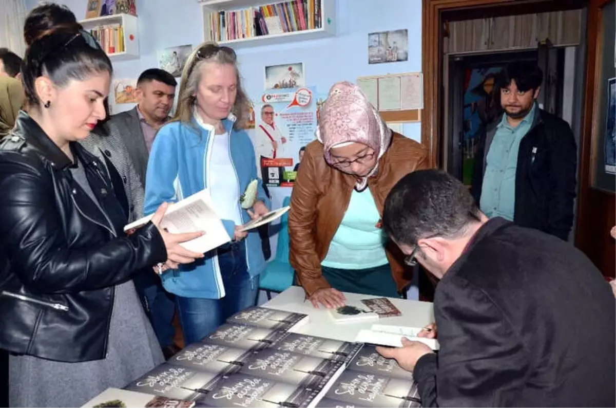 İmza Gününde Satılan Kitapların Gelirini Şehit Ailelerine Bağışladı