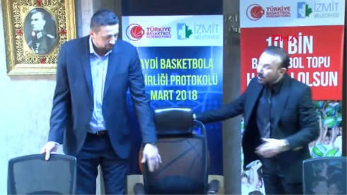 Kocaeli Hidayet Türkoğlu, İzmit\'te 10 Bin Basketbol Topu Dağıttı