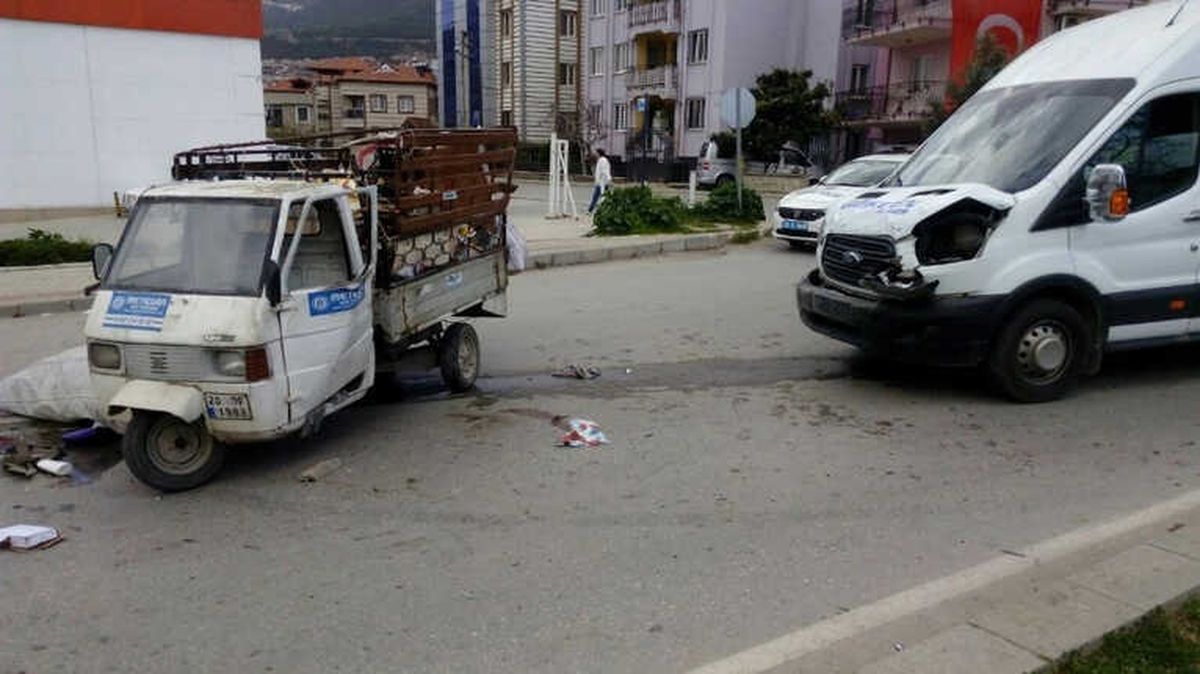 Minibüs ile Triportör Çarpıştı: 1 Yaralı