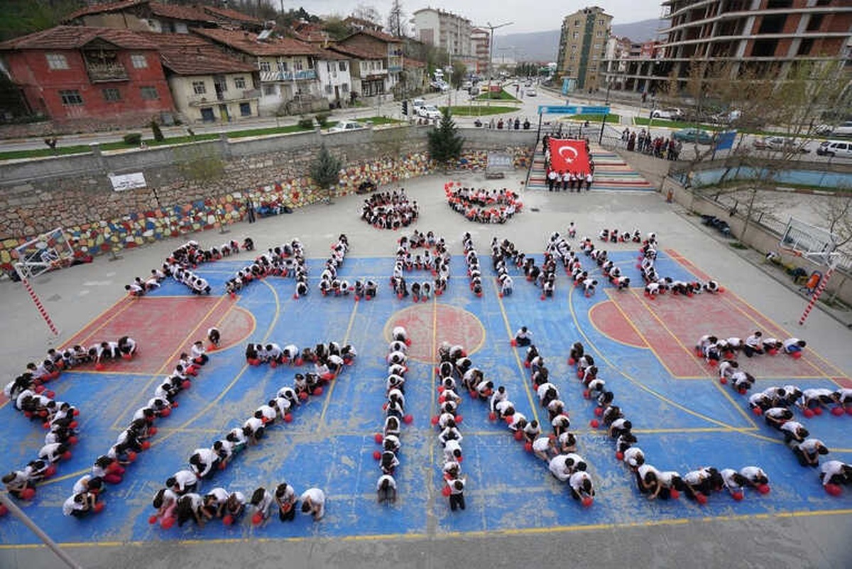 Öğrenciler Bedenleri ile "Kalbimiz Sizinle 60" Yazdı