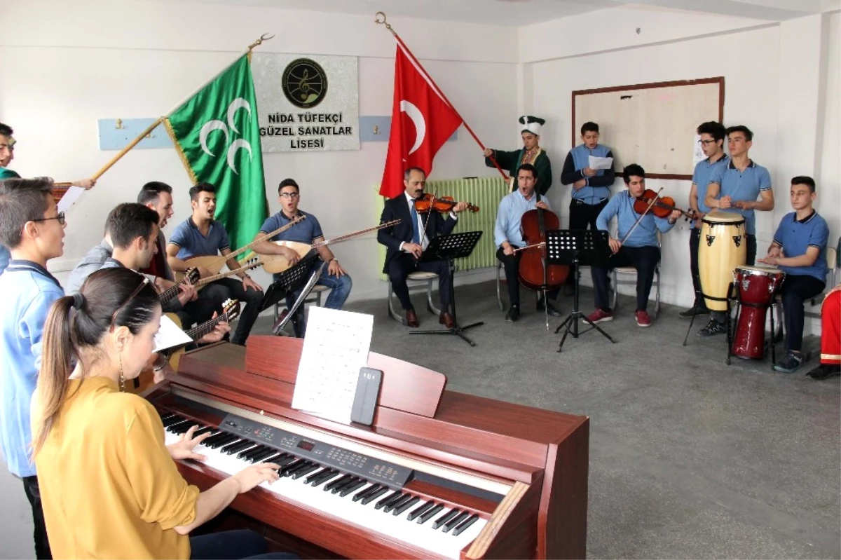 Öğrenciler, Mehmetçik\'e Destek İçin Farklı Enstrümanlarla Mehter Marşı Çaldı