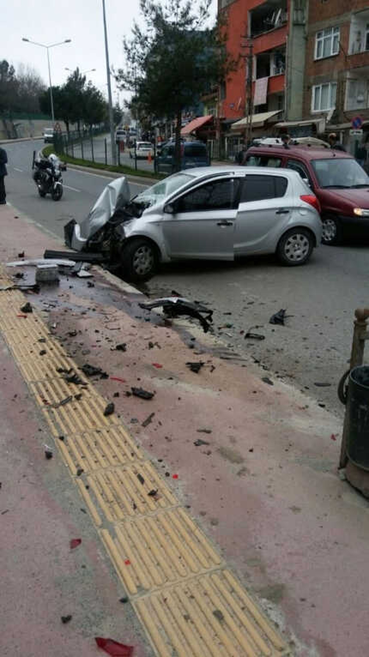 Otomobil Okul Servis Aracına Çarptı: 1 Yaralı