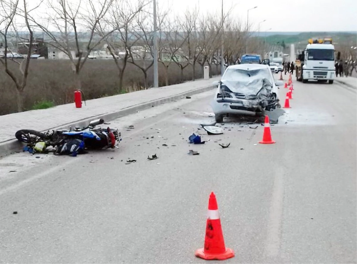 Otomobille Motosiklet Çarpıştı: 2 Ölü, 1 Yaralı