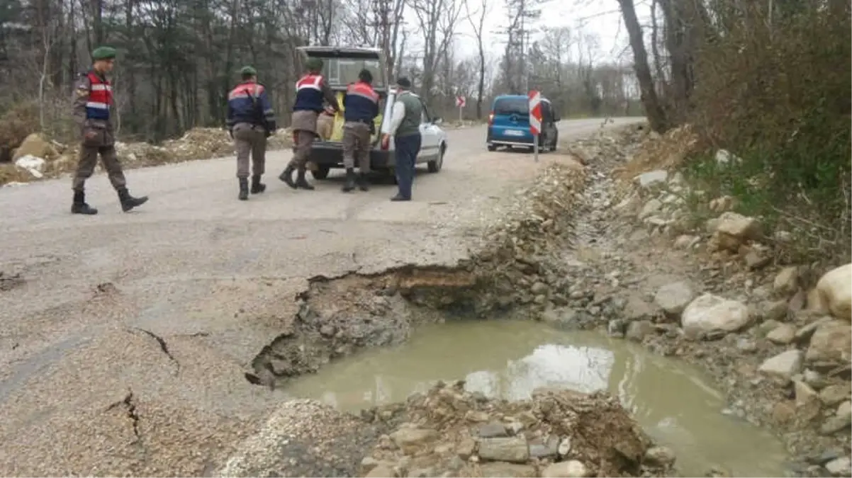 Su Borusu Patladı, Yol Çöktü