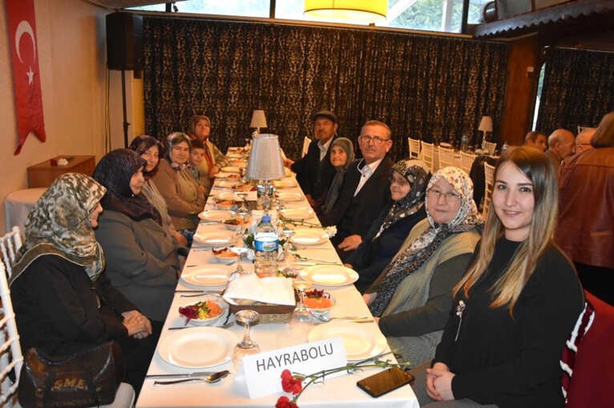 Tekirdağ Büyükşehir Belediyesi Yaşlıları Yemekte Buluşturdu