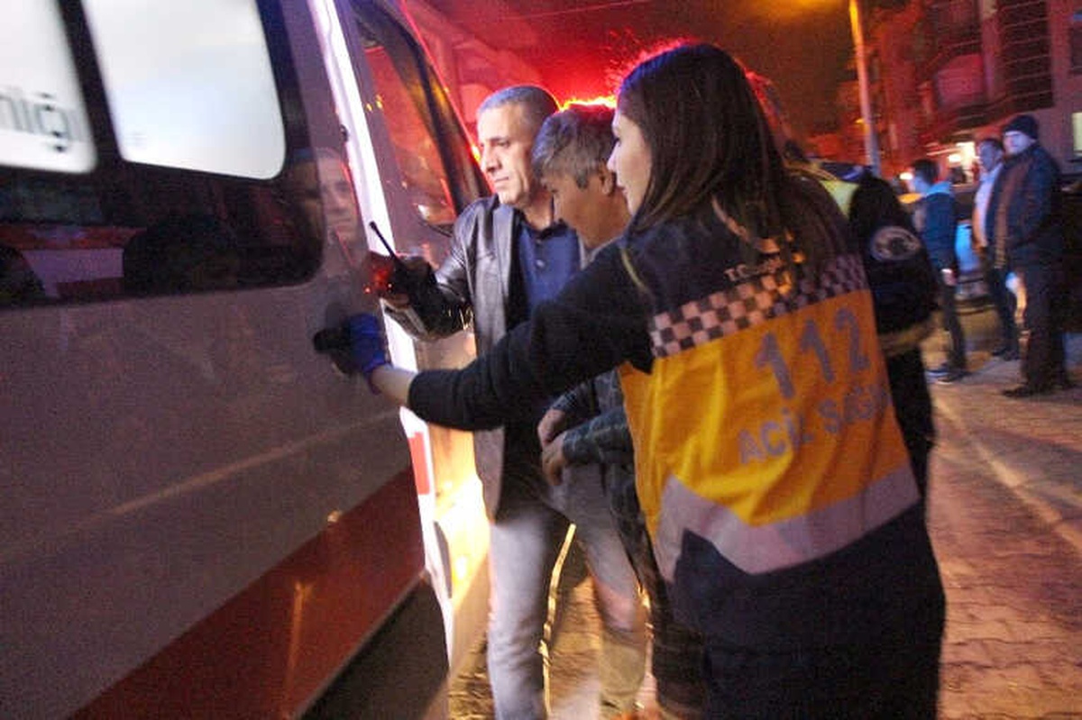 Yangın Dumanından Etkilenen 4 Kişi Hastaneye Kaldırıldı