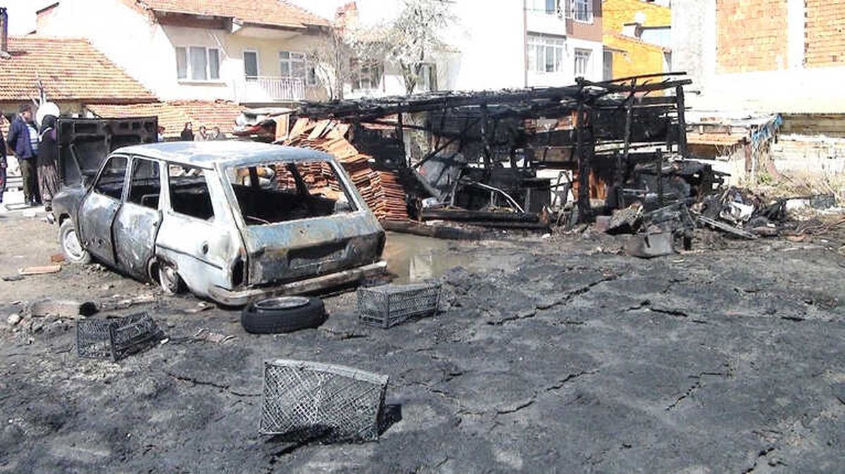 Arazide Çıkan Yangın 1 Otomobili ve 2 Garajı Kül Etti