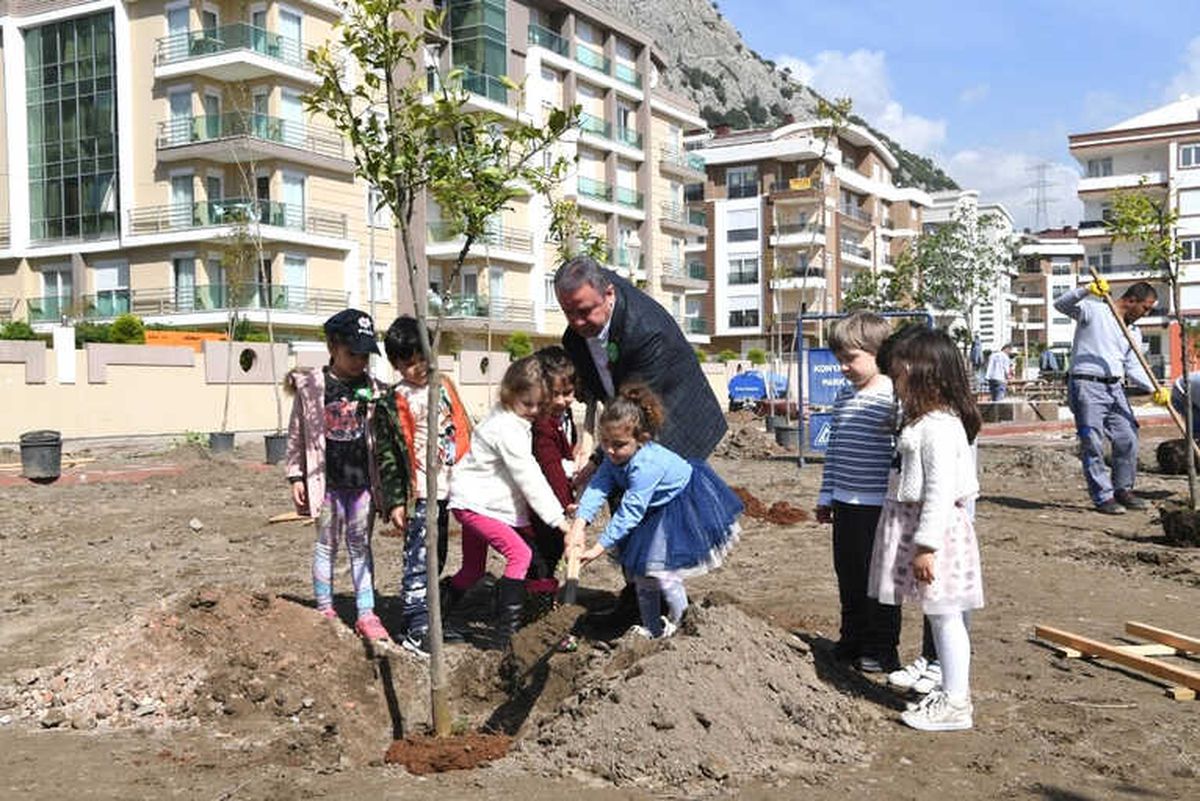 Başkan Böcek, Minik Öğrencilerle Turunç Dikti