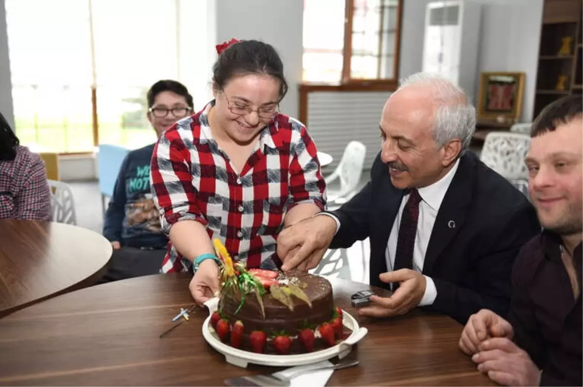 Başkan Gül Down Sendromlu Çocuklarla Pasta Kesti