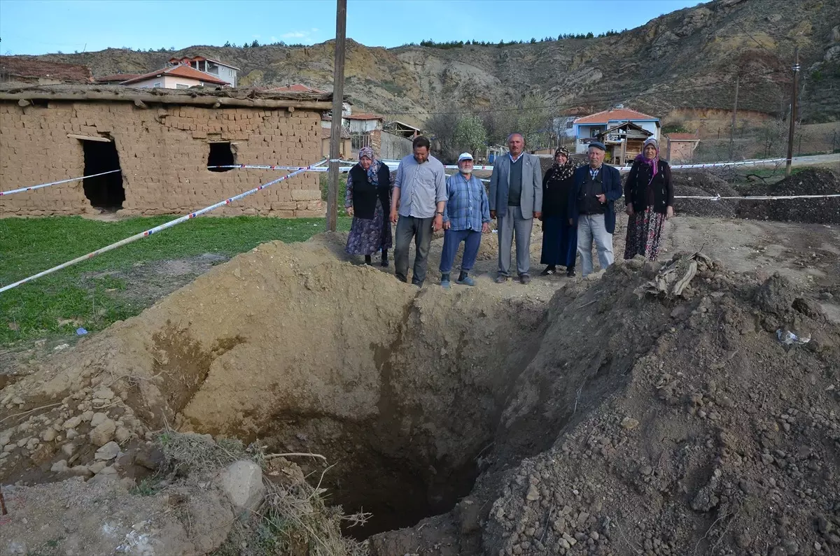 Çorum\'da Oluşan Obruk, Köylüleri Tedirgin Etti