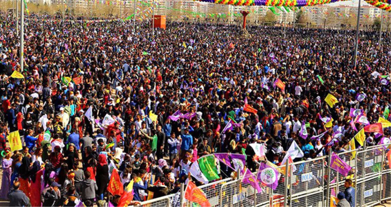 Diyarbakır\'da Nevruz Kutlamaları Başladı, Kanalizasyonda Bile Bomba Araması Yapıldı