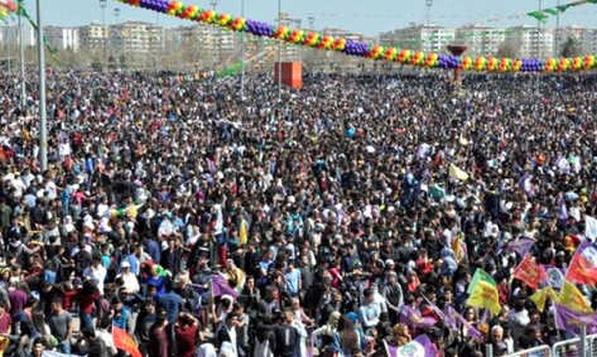 Diyarbakır\'da Binlerce Kişi Nevruz\'u Kutluyor