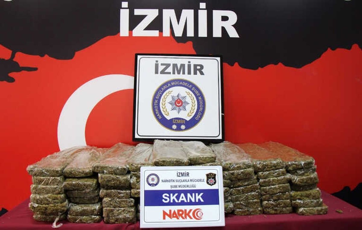 İzmir\'de 22 Zehir Taciri Tutuklandı