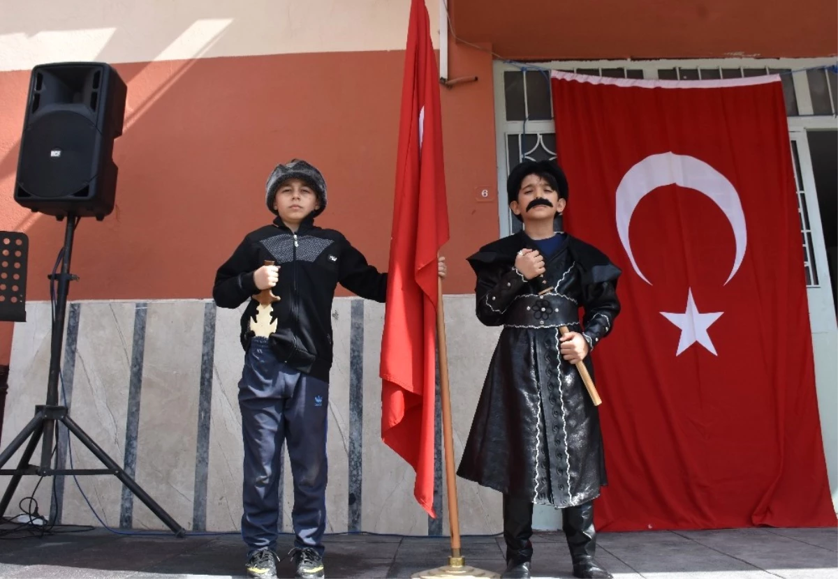 Kayı Kostümü Giyen Öğrenciler Nevruzu Kutladı