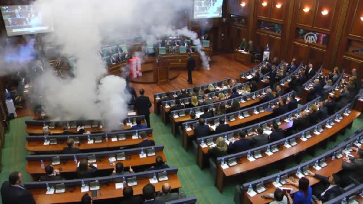 Kosova Meclisinde Gaz Bombası Atıldı