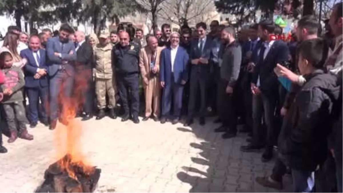 Mardin-Derik\'te Nevruz Ateşini Kayyum Yaktı